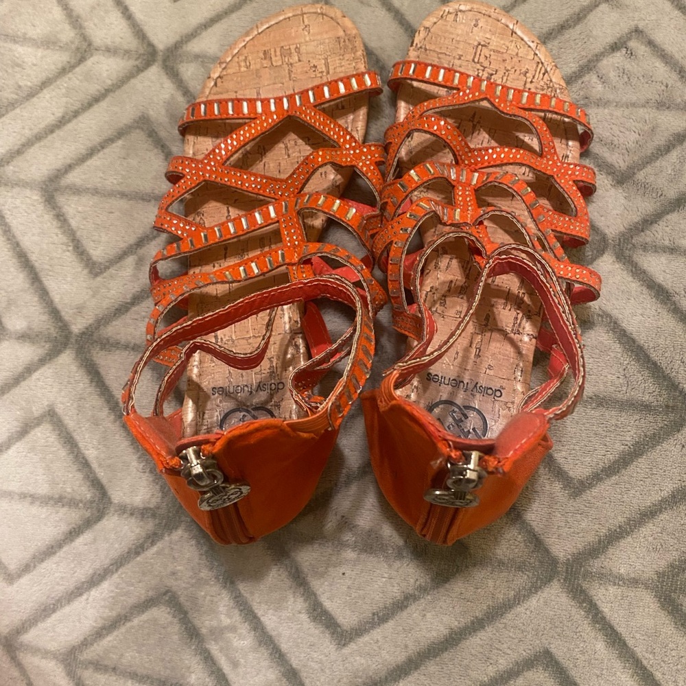 Women coral Daisy Fuentes size 9 gently used